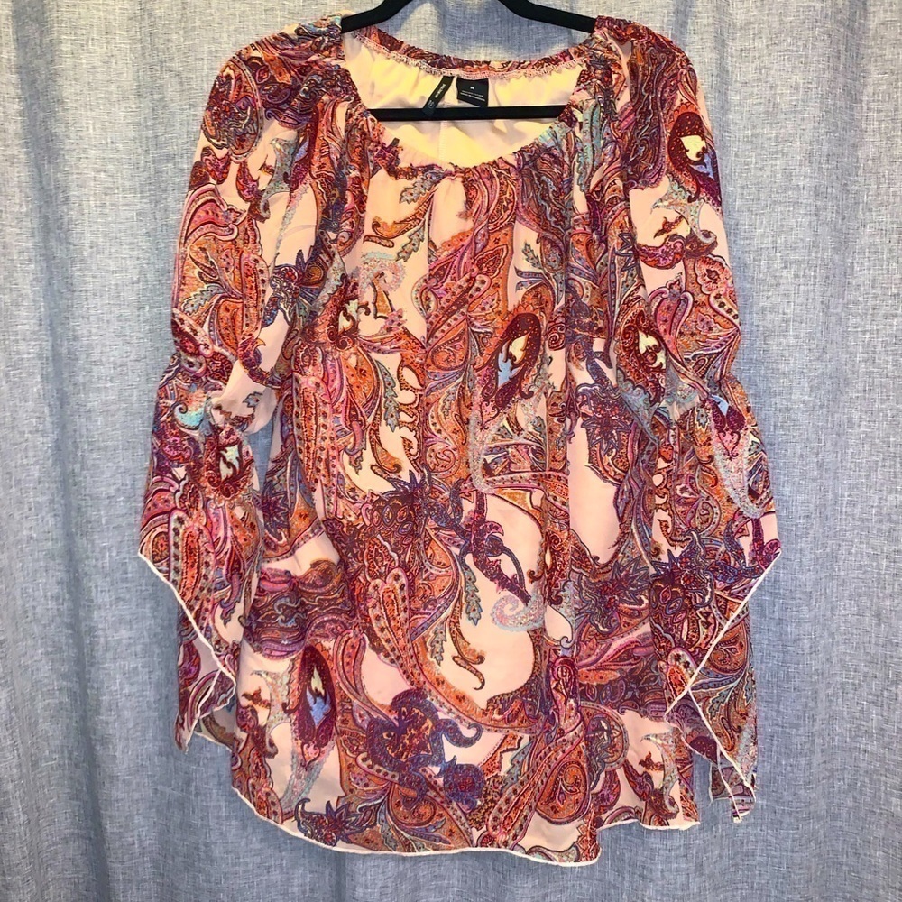 WOMAN’S New Direction medium paisley top with a ruffle sleeve